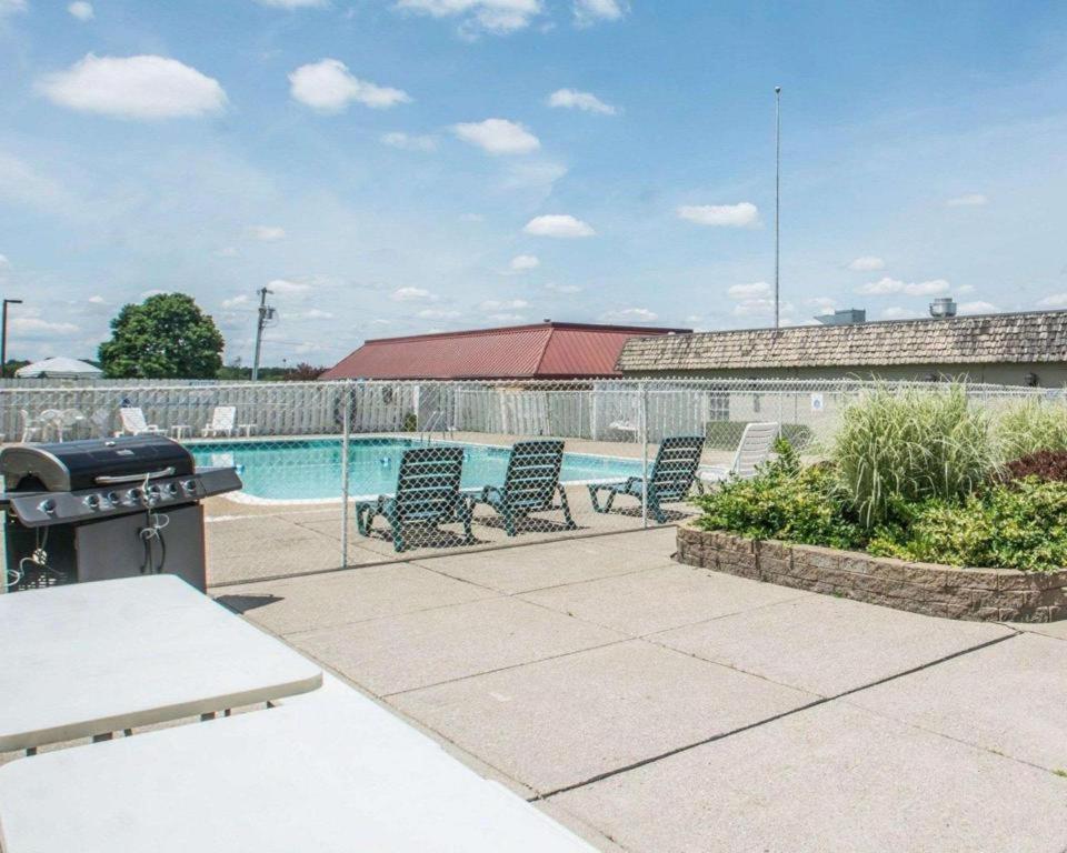Quality Inn Geneseo Exterior photo